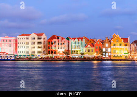 Blick auf die Innenstadt von Willemstad in der Dämmerung. Curacao, Niederländische Antillen Stockfoto