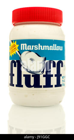 Winneconne, Wisconsin - 16. Mai 2017: ein Glas Marshmallow Fluff auf einem isolierten Hintergrund. Stockfoto