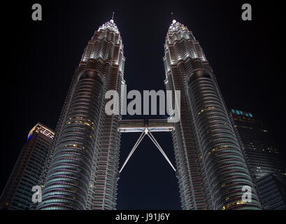 Nachtblick auf Petronas Twin Towers. Die Petronas Towers (auf Malaiisch auch Menara Berkembar Petronas genannt) sind zwei Wolkenkratzer in Kuala Stockfoto