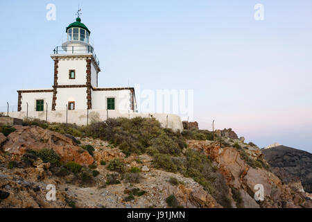 Akrotiri Leuchtturm in der Abenddämmerung mit klarem Himmel, Santorin, Griechenland Stockfoto