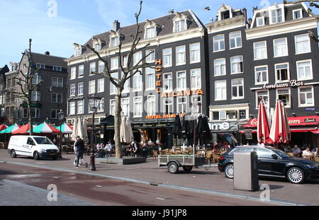 Frühling am Morgen am Rembrandtplein, Innenstadt von Amsterdam, Niederlande. Stockfoto