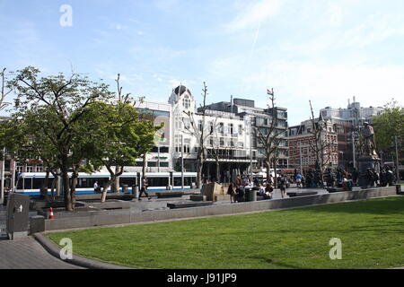 Frühling am Morgen am Rembrandtplein, Innenstadt von Amsterdam, Niederlande. Stockfoto