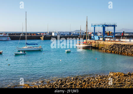 Playa Blanca, Lanzarote, 29. März 2017: Boote und Yachten in der Marina Rubicon, Lanzarote, Kanarische Inseln, Spanien Stockfoto