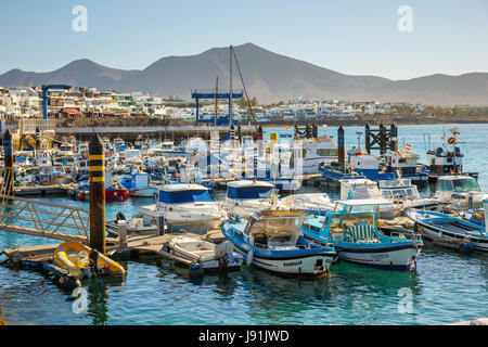 Playa Blanca, Lanzarote, 29. März 2017: Boote und Yachten in der Marina Rubicon, Lanzarote, Kanarische Inseln, Spanien Stockfoto