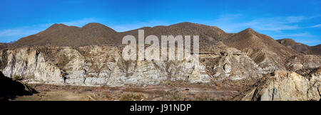 Panorama von Tabernas-Wüste, eine der am meisten einzigartigen Wüsten der Welt. Die einzige europäische Wüste und eines der berühmten Wahrzeichen in Spanien. Andalusien Stockfoto