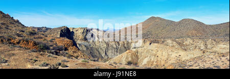 Panorama von Tabernas-Wüste, eine der am meisten einzigartigen Wüsten der Welt. Die einzige europäische Wüste und eines der berühmten Wahrzeichen in Spanien. Andalusien Stockfoto