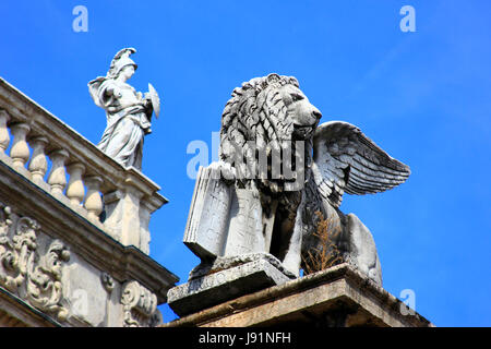 Markuslwe vor dem Palazzo Maffei in verona Stockfoto