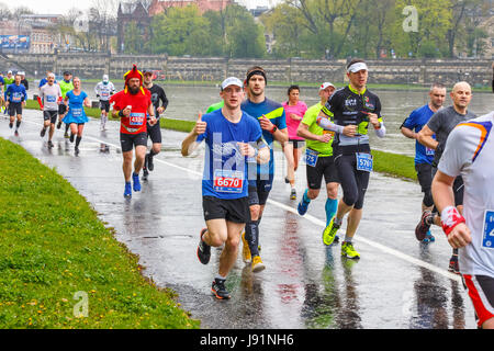 Krakau, Polen - 30. April 2017: Unbekannte Läufer auf der Straße während 16 Cracovia Marathon. Der Marathon ist eine jährliche Veranstaltung. Stockfoto