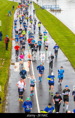 Krakau, Polen - 30. April 2017: Unbekannte Läufer auf der Straße während 16 Cracovia Marathon. Der Marathon ist eine jährliche Veranstaltung. Stockfoto