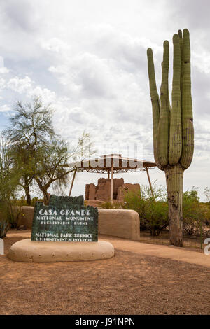 Coolidge, Arizona - Casa Grande Ruins National Monument. Das vierstöckige Gebäude hat sieben Jahrhunderte in der Sonora Wüste überlebt. Stockfoto