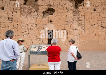 Coolidge, Arizona - eine freiwillige Gespräche mit Besuchern im Casa Grande Ruins National Monument. Das vierstöckige Gebäude hat sieben Jahrhunderte in th überlebt. Stockfoto
