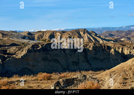 Highway durch die Hänge des Tabernas-Wüste, eine der einzigartigsten Wüsten der Welt. Die einzige europäische Wüste und eines der berühmten Wahrzeichen ich Stockfoto