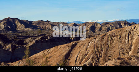 Highway durch die Hänge des Tabernas-Wüste, eine der einzigartigsten Wüsten der Welt. Die einzige europäische Wüste und eines der berühmten Wahrzeichen ich Stockfoto