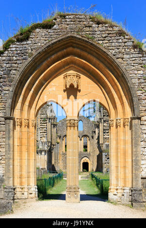 Haupteingang der mittelalterlichen gotischen Kathedrale von Orval Abbey in Villers-Devant-Orval, Belgien Stockfoto