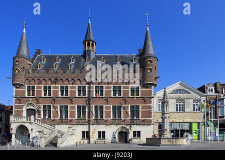 Das aus dem 19. Jahrhundert Neo-gotische Rathaus am Marktplatz in Geraardsbergen, Belgien Stockfoto