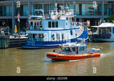 Chicago Illinois Chicago Flusswasser US Coast Guard Küstenwache Schnellboot 2 Honda Außenbordmotoren Viertakt Flagge Flaggen FURUNO Marine Sonar Stockfoto