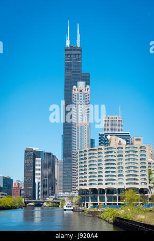 Chicago River Illinois Willis Aussichtsturm war Sears Tower & Skydeck 233 Wacker Drive, erbaut 1974 Design Bruce Graham 3,5 Millionen qm 1730 Fuß hoch Stockfoto