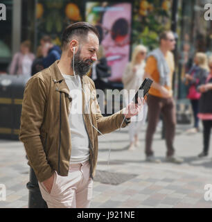 junger Mann mit Handy Stockfoto