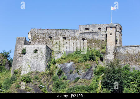 Blick auf die Mauern der mittelalterlichen Burg Bouillon in den belgischen Ardennen Stockfoto