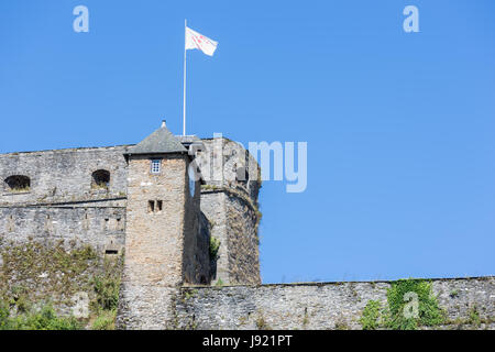 Blick auf die Mauern der mittelalterlichen Burg Bouillon in den belgischen Ardennen Stockfoto