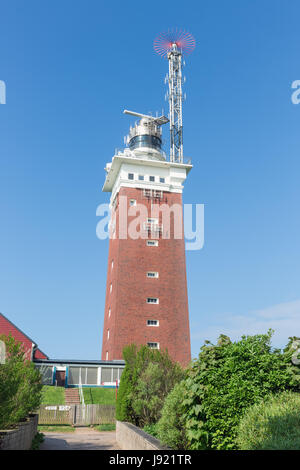 Roten Leuchtturm mit Telekommunikationsgeräten an deutschen Insel Helgoland Stockfoto