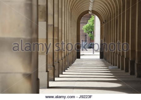 Sonnenlicht und Schatten in einem Säulengang spiegeln die Stimmung in Manchester fast eine Woche nach der Bombardierung Stockfoto