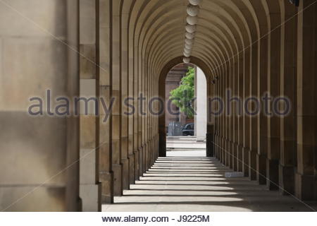 Sonnenlicht und Schatten in einem Säulengang spiegeln die Stimmung in Manchester fast eine Woche nach der Bombardierung Stockfoto