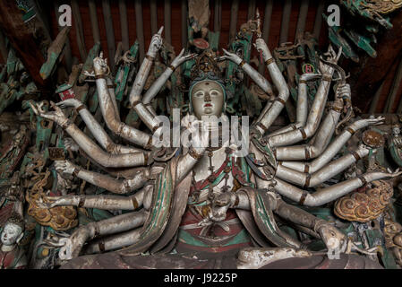 Bodhisattva-Skulptur mit vielen Armen in Bodhisattva Halle, Shuanglin Tempel, ein großer buddhistischer Tempel aus der Ming-Dynastie, Pingyao, Shanxi Provinz, C Stockfoto