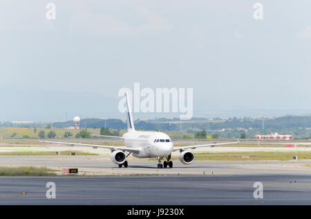 Flugzeug Airbus A318 von Air France Airline, Richtung zum Passagierterminal von Madrid - Barajas, Adolfo Suarez Flughafen, nachdem es gelandet ist. Stockfoto