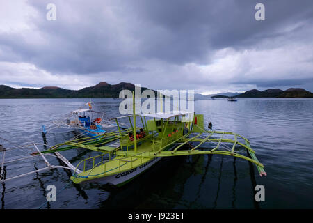 Eine traditionelle Banka Auslegerboot verankert in der Stadt von Coron in Insel Busuanga in die Calamian Inseln im nördlichen Palawan auf den Philippinen Stockfoto