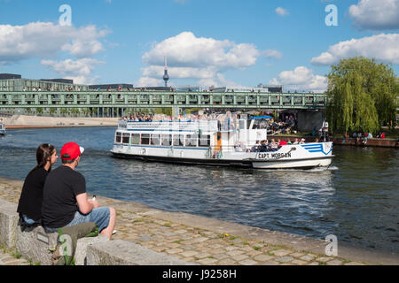 Touristische Stadt Bootstour auf der Spree entlang im Sommer in Berlin, Deutschland Stockfoto