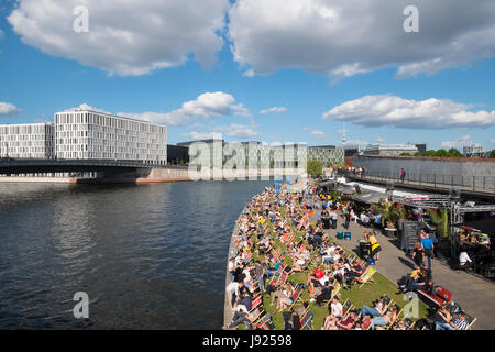 Bar im Freien am Fluss Spree Ufer im Sommer in Berlin, Deutschland Stockfoto