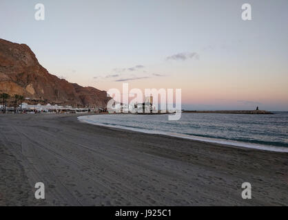 Aguadulce Strand bei Sonnenuntergang. Aguadulce ist eine spanische Ortsteil von Roquetas de Mar, Provinz Almeria. Spanien Stockfoto