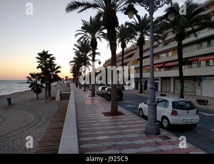 Aguadulce, Spanien: 6. Dezember 2016: Promenade von Aguadulce bei Sonnenuntergang. Aguadulce ist eine spanische Ortsteil von Roquetas de Mar, Provinz Almeria. Spanien Stockfoto