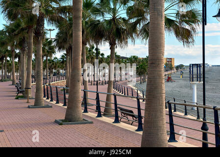 Leere Promenade von Adra Stadt. Adra ist eine Gemeinde der Provinz Almeria, Spanien. Stockfoto