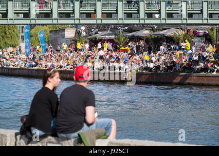 Bar im Freien am Fluss Spree Ufer im Sommer in Berlin, Deutschland Stockfoto