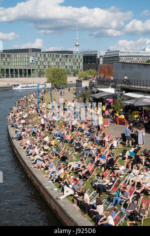 Bar im Freien am Fluss Spree Ufer im Sommer in Berlin, Deutschland Stockfoto