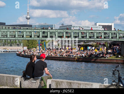 Bar im Freien am Fluss Spree Ufer im Sommer in Berlin, Deutschland Stockfoto