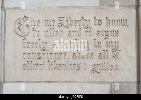 Chicago Illinois Michigan Avenue Chicago Tribune Tower Plaque Give me Liberty auszusprechen und zu frei nach meinem Gewissen Milton argumentieren kennen Stockfoto