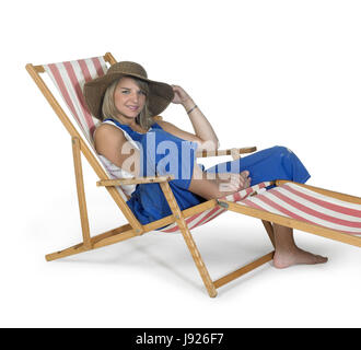 niedliche entspannende Mädchen in einem Canvas-Stuhl Stockfoto