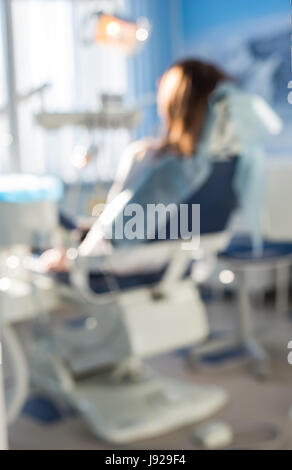 verschwimmen Sie Bild der Frau im Büro sitzen den Zahnärzten für Nutzung im Hintergrund. Stockfoto