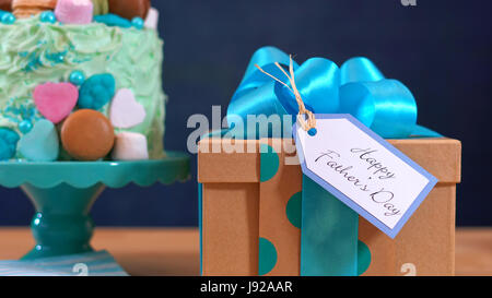 Happy Fathers Day oder männliche Partei Geburtstagstisch mit Showstopper Kuchen mit Süßigkeiten, Marshmallows und Macarons Cookies dekoriert. Stockfoto