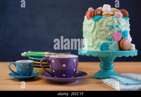 Happy Fathers Day oder männliche Partei Geburtstagstisch mit Showstopper Kuchen mit Süßigkeiten, Marshmallows und Macarons Cookies dekoriert. Stockfoto