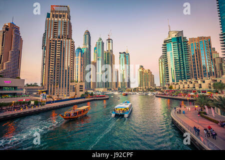 Dubai Marina bei Sonnenuntergang Stockfoto