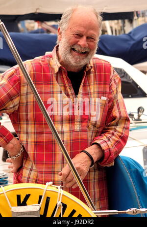 AJAXNETPHOTO. 28. MAI 2017. PLYMOUTH, ENGLAND. -TRANSAT - OSTAR - VETERAN TRANSATLANTISCHEN UND OSTAR SEEMANN PETER CROWTHER AN BORD SEINER YACHT SUOMI KUDO IN QUEEN ANNE BATTERIE MARINA VOR DEM START FOTO: JONATHAN EASTLAND/AJAX REF: D172905 6479 Stockfoto