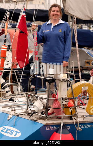 AJAXNETPHOTO. 28. MAI 2017. PLYMOUTH, ENGLAND. -TRANSAT - OSTAR SKIPPER KASS SCHMITT (USA) AN BORD IHRER YACHT ZEST IN QUEEN ANNE BATTERIE MARINA VOR DEM START. FOTO: JONATHAN EASTLAND/AJAX REF: D172905 6503 Stockfoto