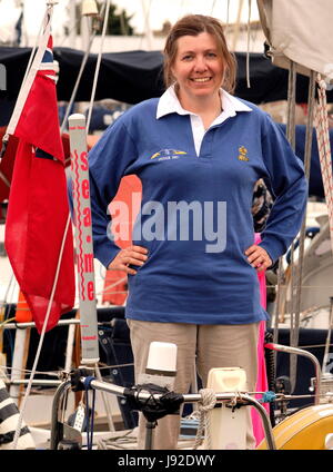 AJAXNETPHOTO. 28. MAI 2017. PLYMOUTH, ENGLAND. -TRANSAT - OSTAR SKIPPER KASS SCHMITT (USA) AN BORD IHRER YACHT ZEST IN QUEEN ANNE BATTERIE MARINA VOR DEM START. FOTO: JONATHAN EASTLAND/AJAX REF: D172905 6507 Stockfoto