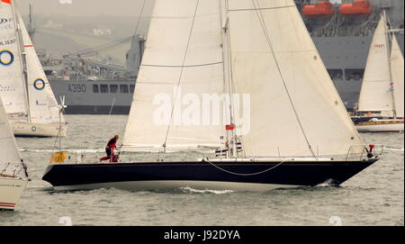 AJAXNETPHOTO. 28. MAI 2017. PLYMOUTH, ENGLAND. -TRANSAT - ZWEI STERNEINTRAG MITTERNACHT SOMMERTRAUM (FRA) AN DEN START-CO SKIPPERED DURCH ADELIE PARAT UND MEDERIC THIOUT VON LORIENT. FOTO: JONATHAN EASTLAND/AJAX REF: D172905 6584 Stockfoto