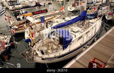 AJAXNETPHOTO. 28. MAI 2017. PLYMOUTH, ENGLAND. -TRANSAT - EINTRÄGE FÜR DIE OSTAR UND TWOSTAR RENNEN VOR ANKER IM QUEEN ANNE BATTERIE MARINA VOR DEM START. FOTO: JONATHAN EASTLAND/AJAX REF: D172905 6430 Stockfoto