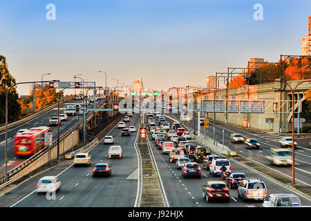 Warringah schweren Morgen Autobahnverkehr Richtung Sydney Harbour Bridge mit vielen Autos und Kraftfahrzeuge pendeln auf der Straße. Stockfoto